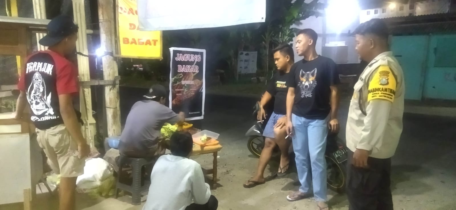 Patroli Dialogis, Anggota Polsek Jatikalen Sambangi Pemuda Desa Ngasem di Malam Hari, Sampaikan Pesan Kamtibmas