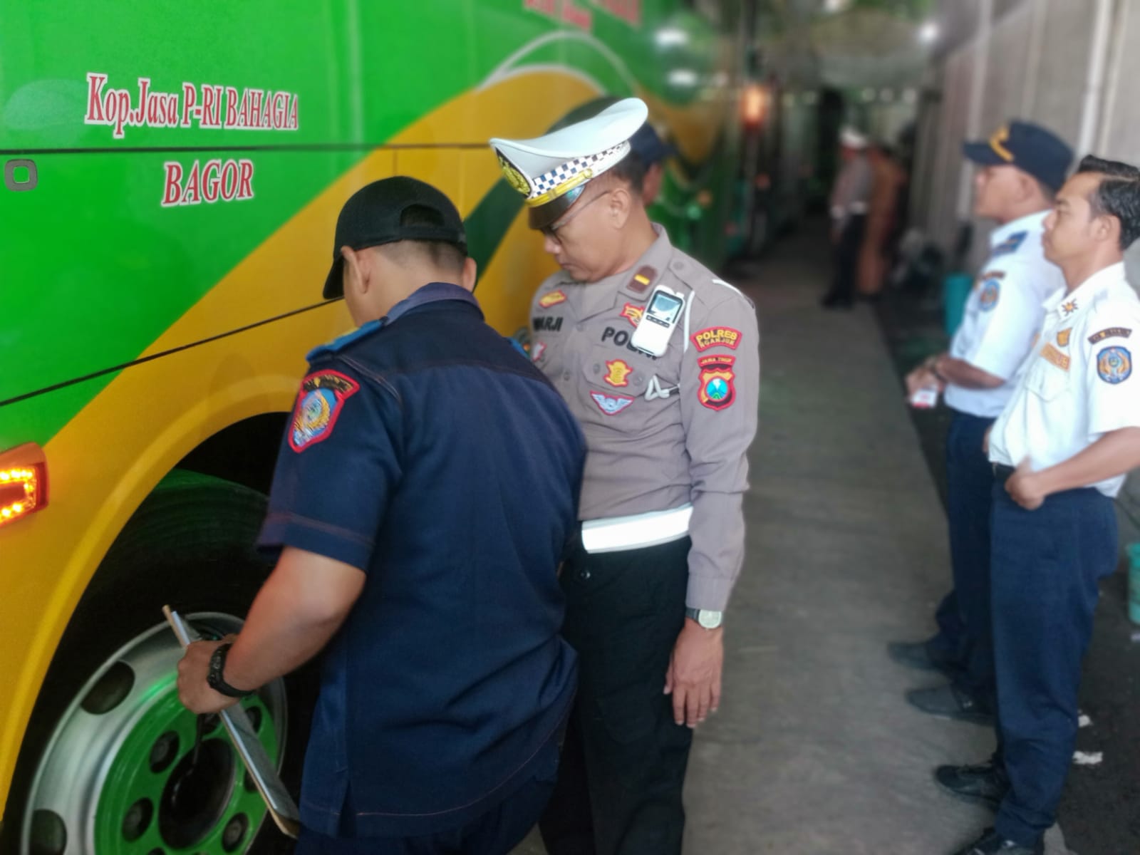 Polantas Nganjuk Bersama Dishub Gelar Ramcek Bus Pariwisata untuk Jaga Keamanan Penumpang