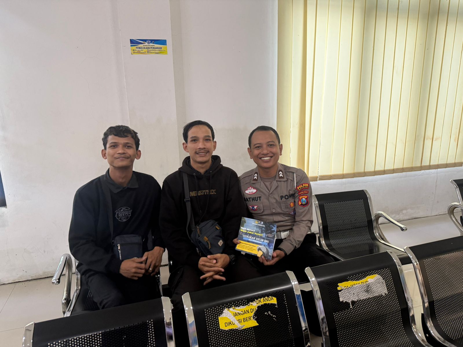 Pemohon SIM Terima Edukasi dan Brosur Keselamatan dari Satlantas Nganjuk