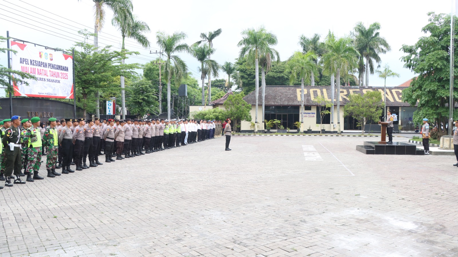 Kapolres Nganjuk Pimpin Apel Kesiapan Pengamanan Malam Natal 2025, Tekankan Kewaspadaan