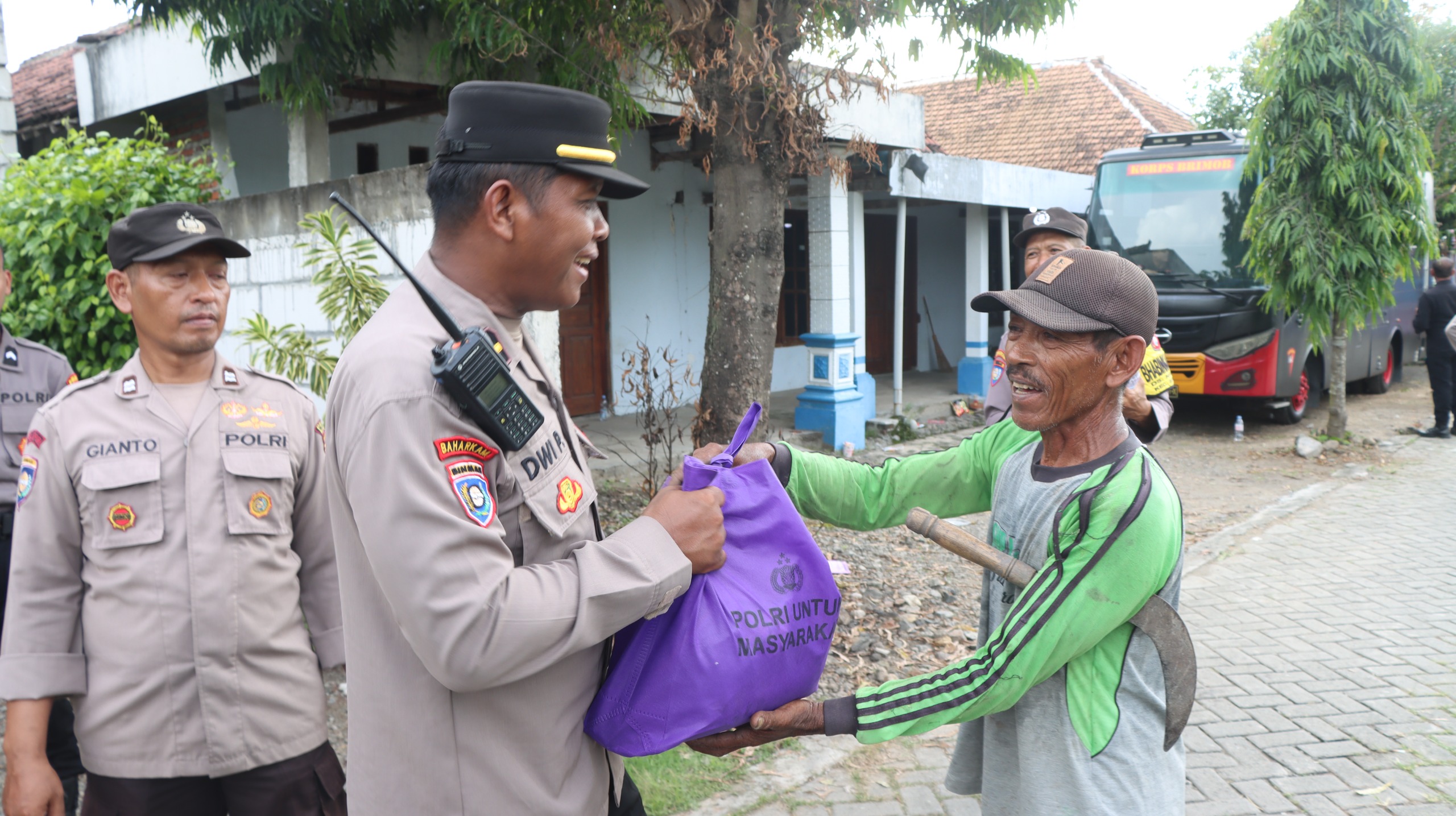 Kapolda Jatim Salurkan Bansos dan Motor Roda Tiga dalam Rangkaian Kegiatan Kapolri di Nglundo