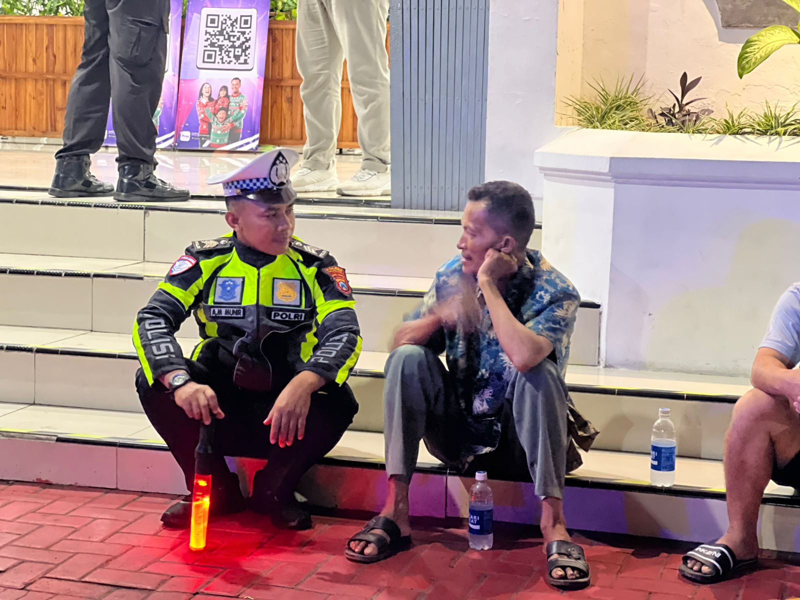 Satlantas Nganjuk Sapa Pemudik di Stasiun dan Sampaikan Informasi Rekayasa Lalu Lintas