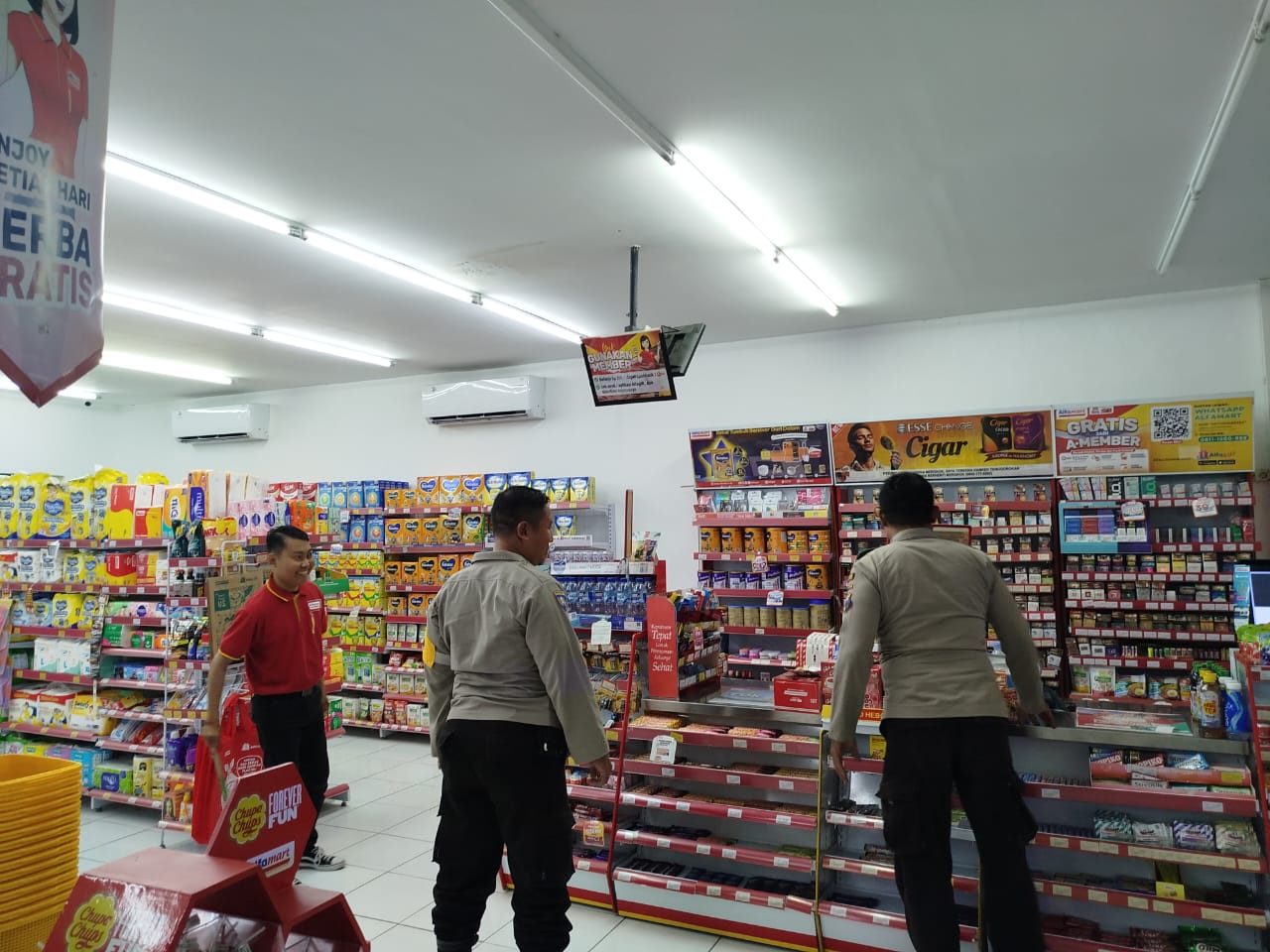 Patroli Alfamart Personil Polsek Jatikalen Berikan Himbauan Dan Pesan Kamtibmas