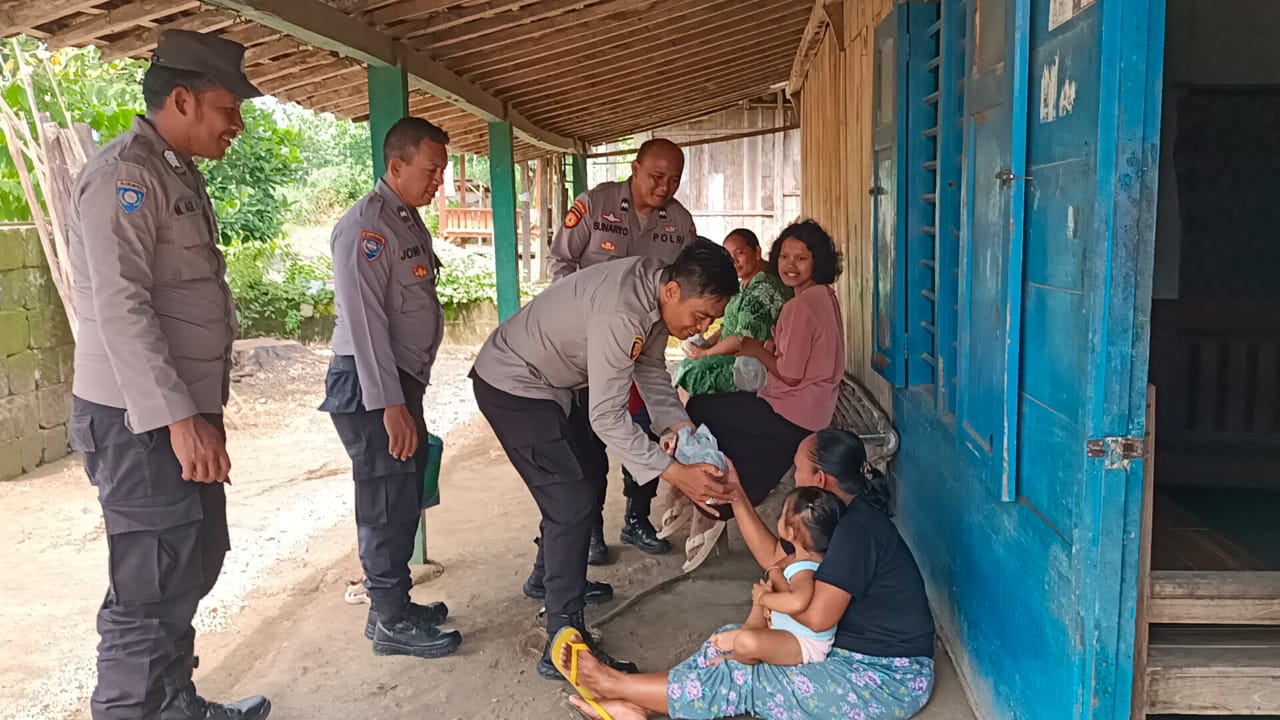 Program SARLING ( Sarapan Keliling ) setiap hari Jum’at Berkah Polsek Jatikalen Bagikan Nasi Bungkus dan minuman Kepada Warga yang Membutuhkan diwilayah Jatikalen