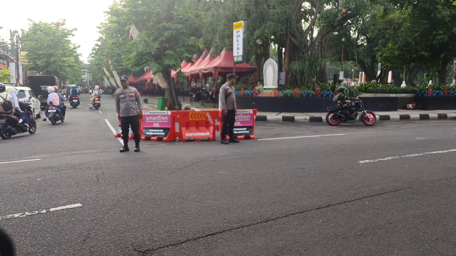 Penampilan Pagi Polsek Nganjuk Kota, Personel Turun ke Jalan Menyapa dan Membantu Penyebrangan Warga
