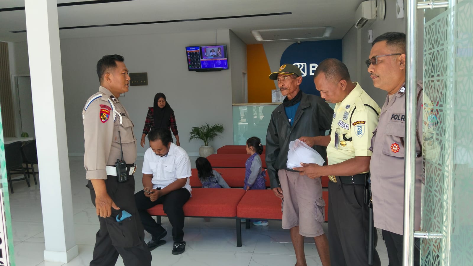 Patroli dialogis berikan himbauan kamtibmas di Perbankan BRI unit Jatikalen
