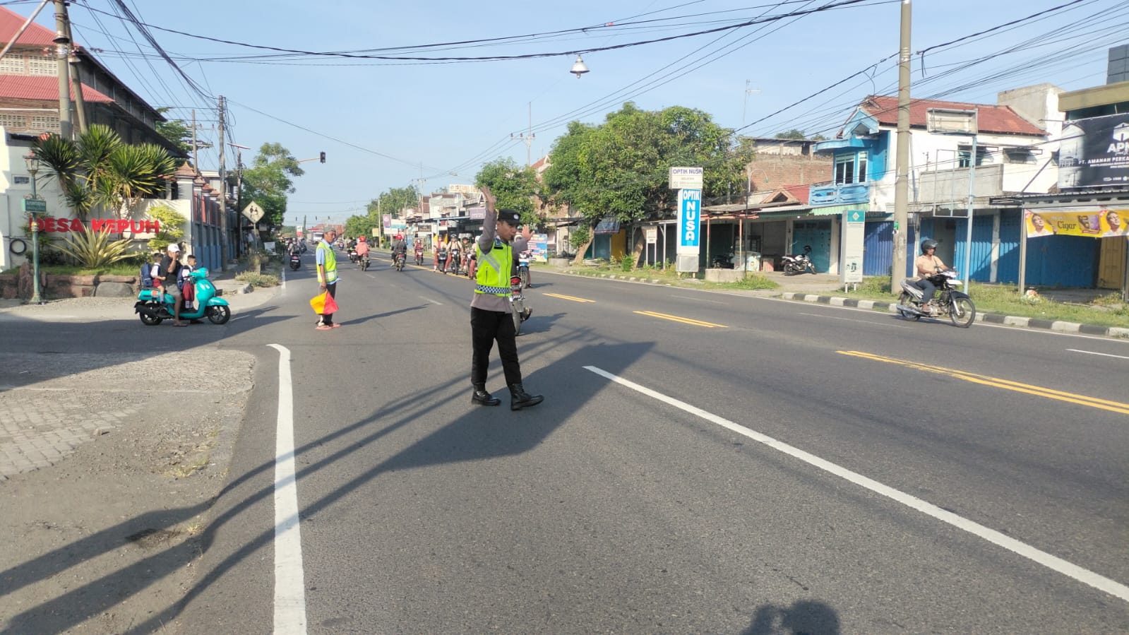 Giat Gaktur Pagi Polsek Kertosono Bantu Penyeberangan Masyarakat