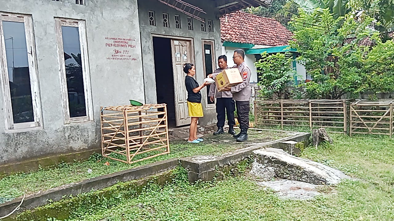 Jum’at Berkah, Polsek Jatikalen Berbagi Nasi Bungkus Gratis Untuk SARLING (Sarapan Pagi keliling) kepada Warga