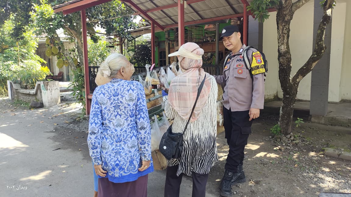 Sambang Desa, Bhabinkamtibmas Getas Ingatkan Ibu-Ibu Waspada Penipuan Online dan Berita Hoaks