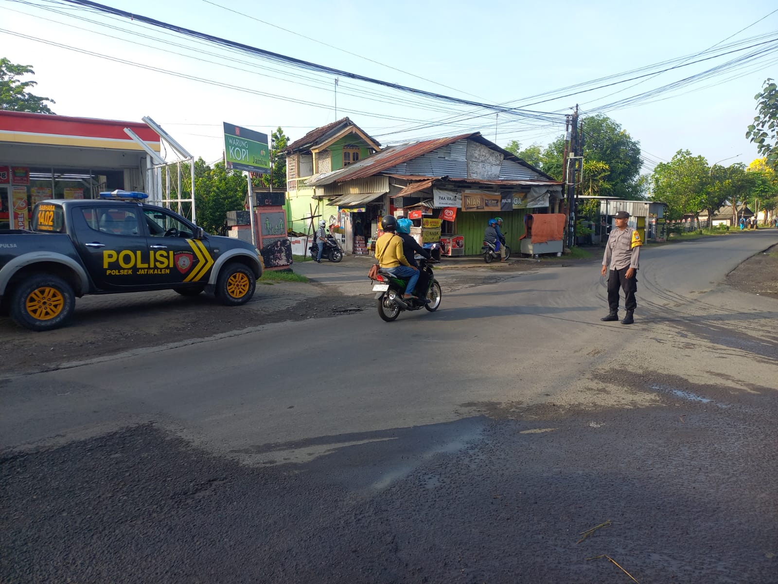 Rutinitas Giat Gaktur Pagi Polsek Jatikalen Bantu Penyeberangan Masyarakat