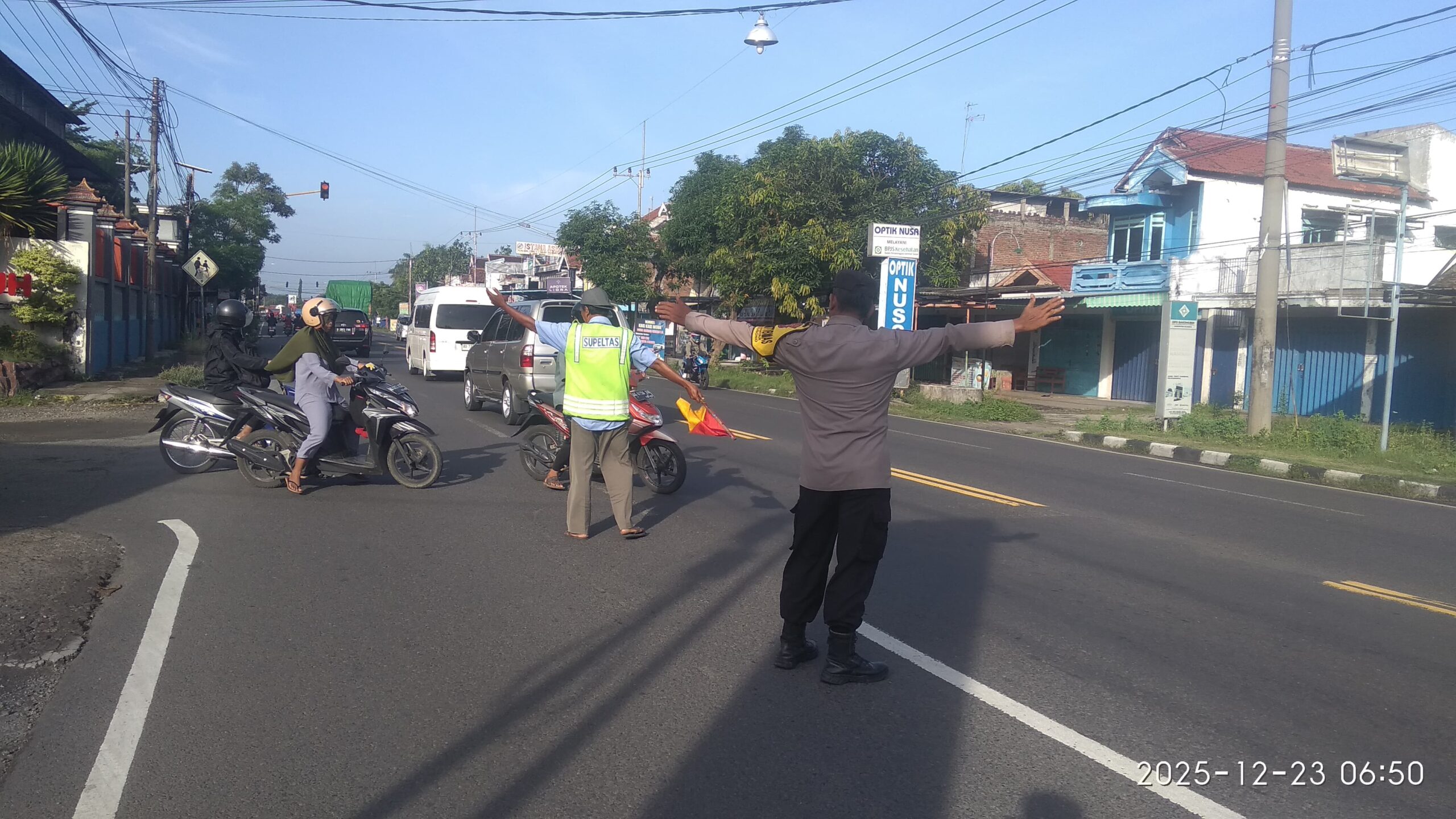 Giat Gaktur Pagi Polsek Kertosono Bantu Penyeberangan Masyarakat