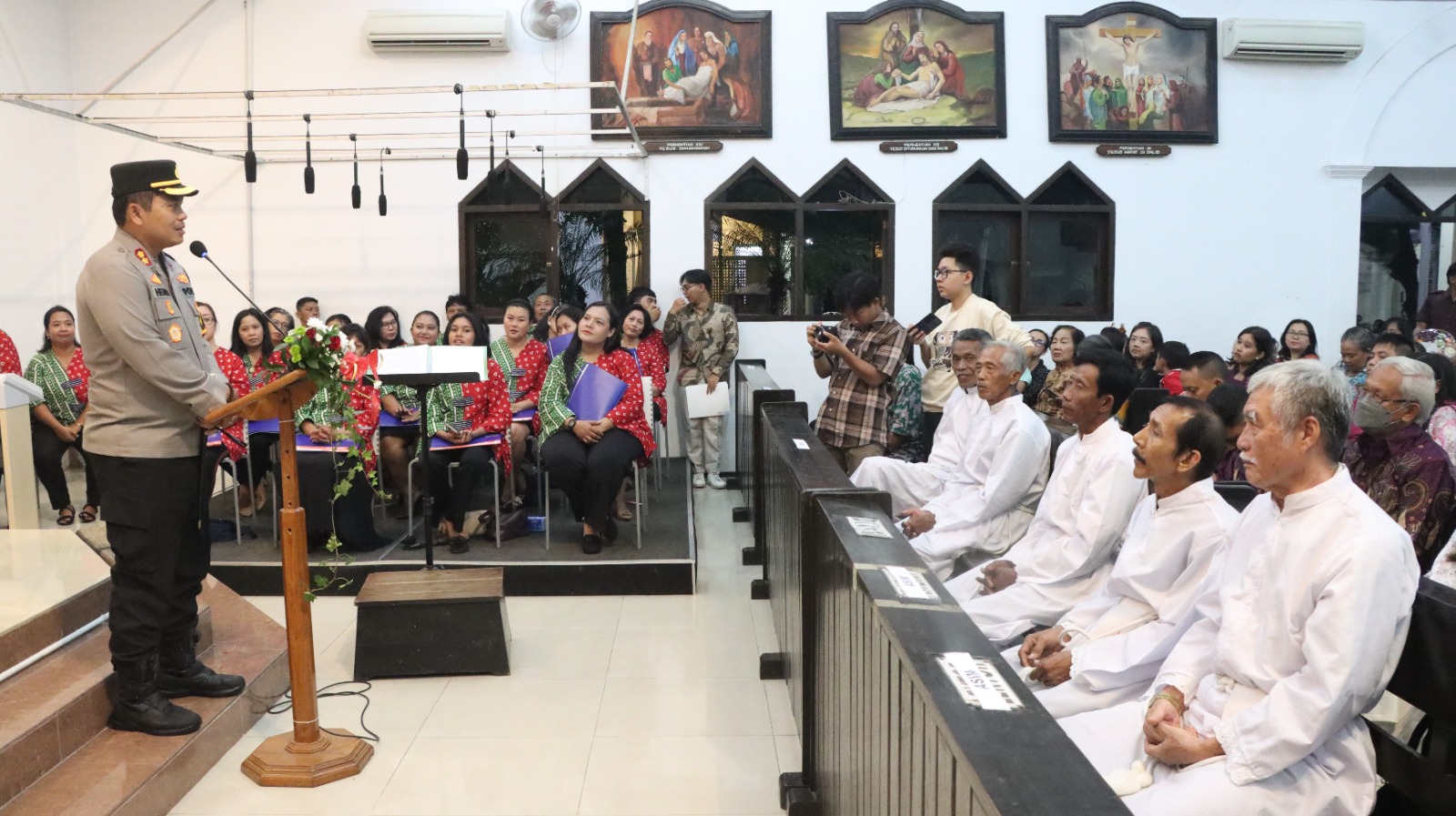 Kapolres Nganjuk Sambangi Gereja, Sampaikan Ucapan Selamat Natal 2025