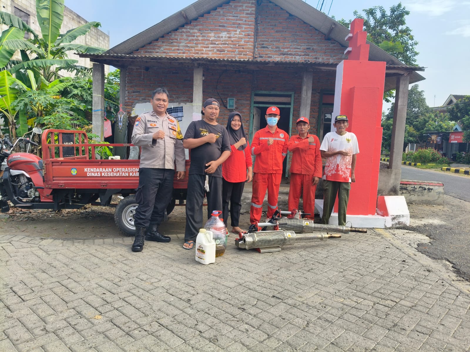Bhabinkamtibmas Desa Pelem dan Aparatur Desa Lakukan Fogging Cegah Wabah Demam Berdarah