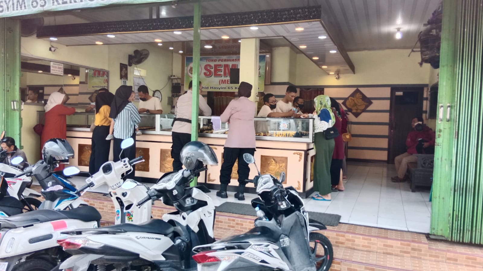 Kanit Binmas Polsek Kertosono Berikan Himbauan Kamtibmas Saat Patroli Toko Emas