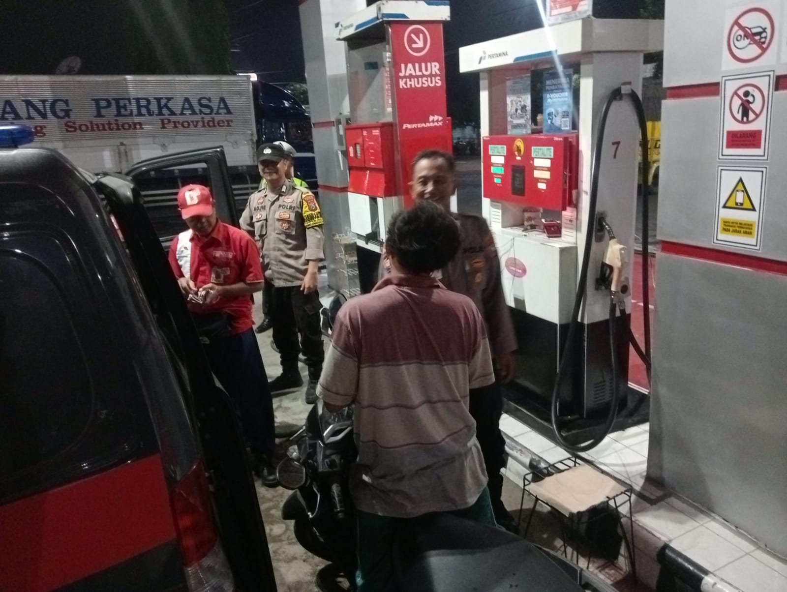 Cegah Penyalahgunaan Distribusi BBM, Polsek Warujayeng Lakukan Patroli ke SPBU
