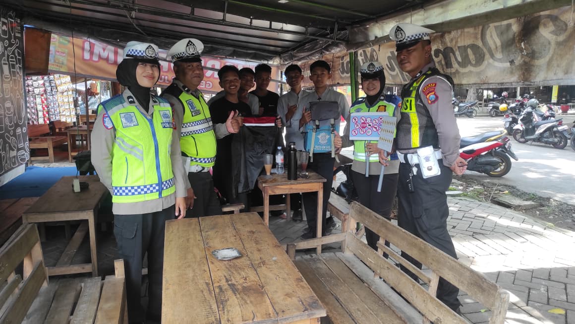 Tebak Rambu Berhadiah Helm SNI, Polantas Nganjuk Sapa Warga dengan Cara Seru dan Edukatif