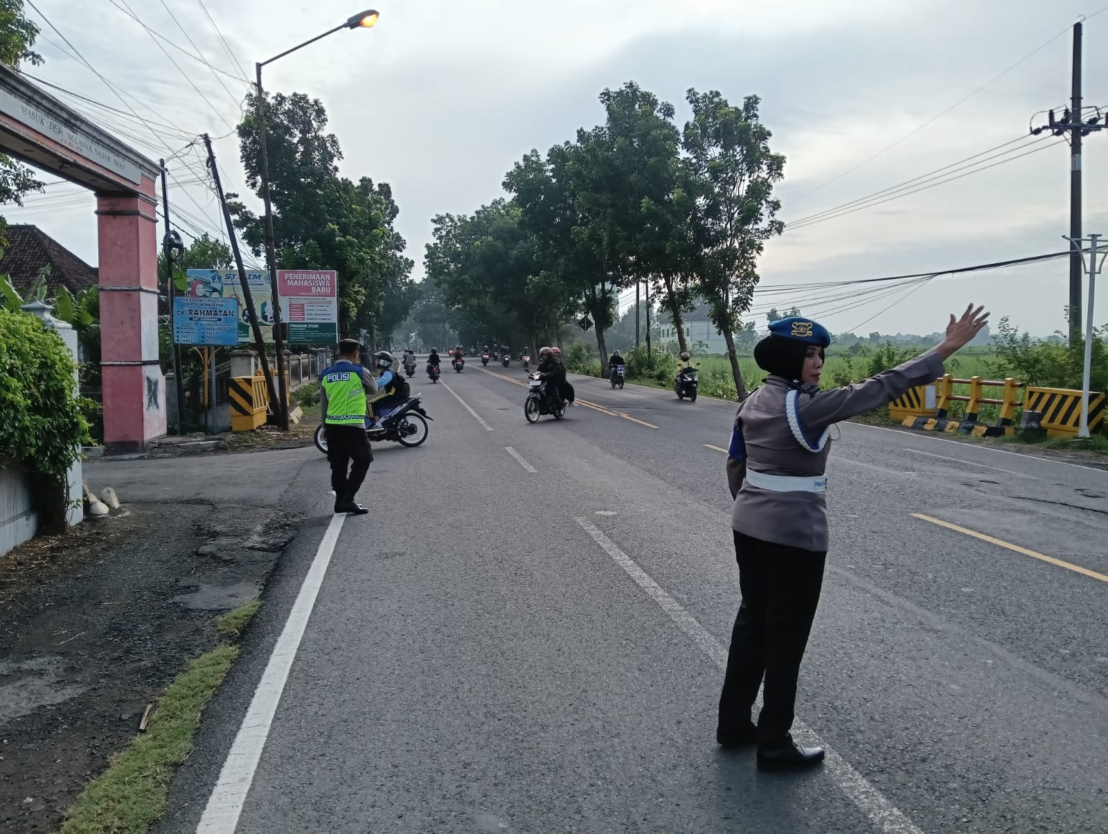 Giat Gaktur Pagi Polsek Kertosono Bantu Penyeberangan Masyarakat