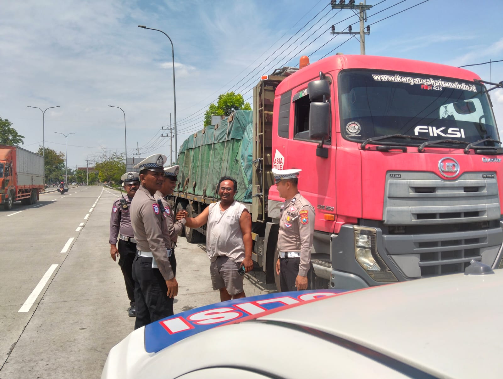 Polantas Menyapa: Satlantas Polres Nganjuk Gencarkan Imbauan Keselamatan bagi Sopir Truk di Jalur Bypass Begadung