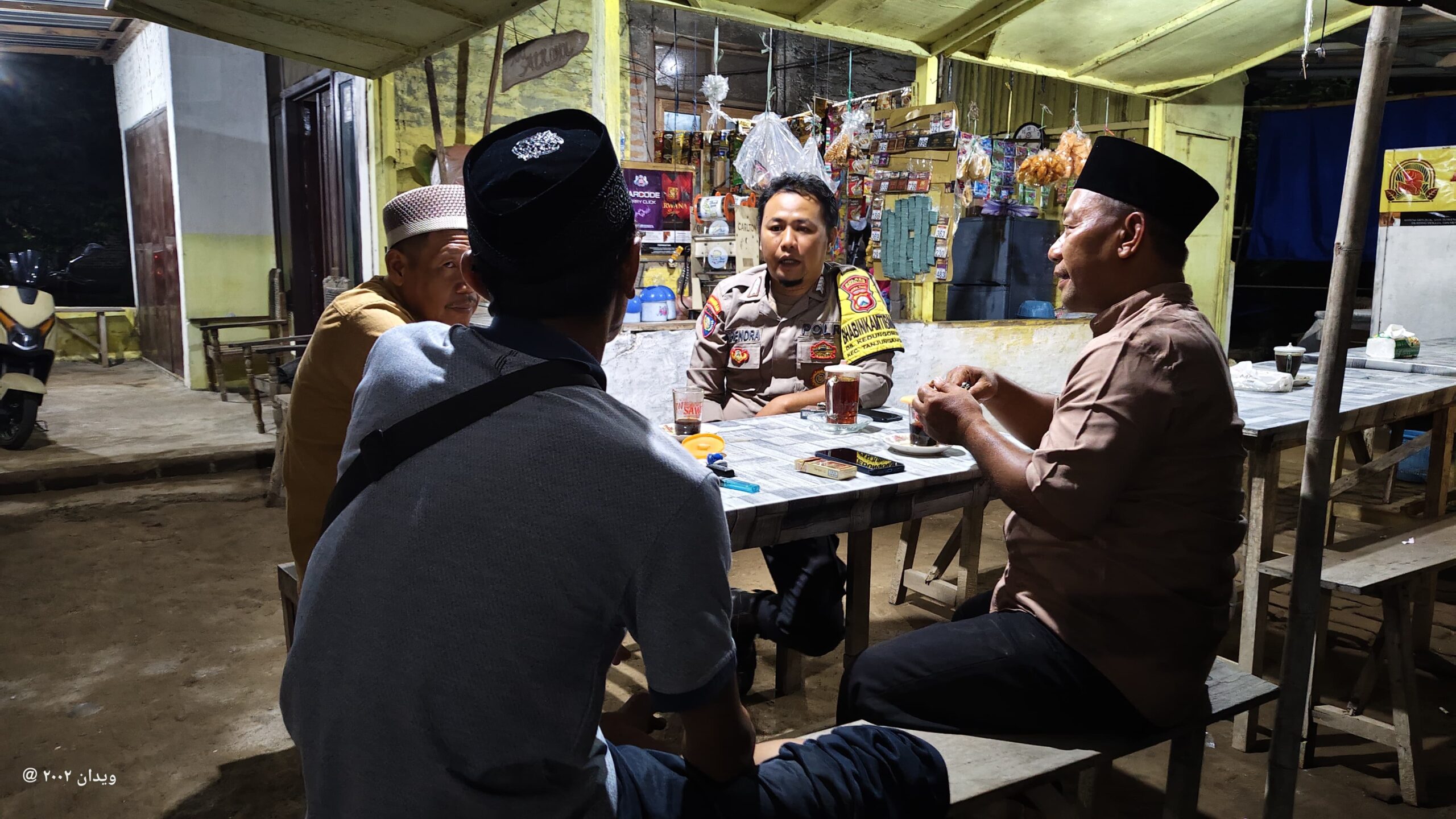 Bhabinkamtibmas Kedungombo Ngopi dan Cangkrukan Bareng Warga Bahas Kamtibmas