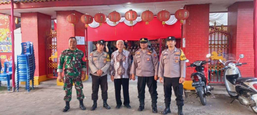 Polsek Kertosono dan Koramil Kertosono Amankan Giat Persembahyangan dan Pertunjukan Barongsai di Klenteng Po Sansie Kertosono