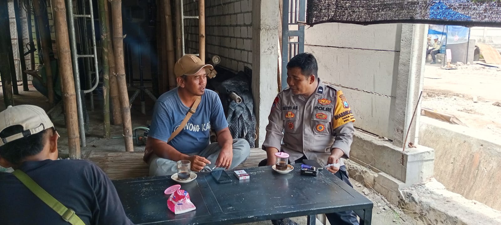 Cipta kondisi jelang tahun baru, Bhabinkamtibmas Desa Perning berikan himbauan kamtibmas