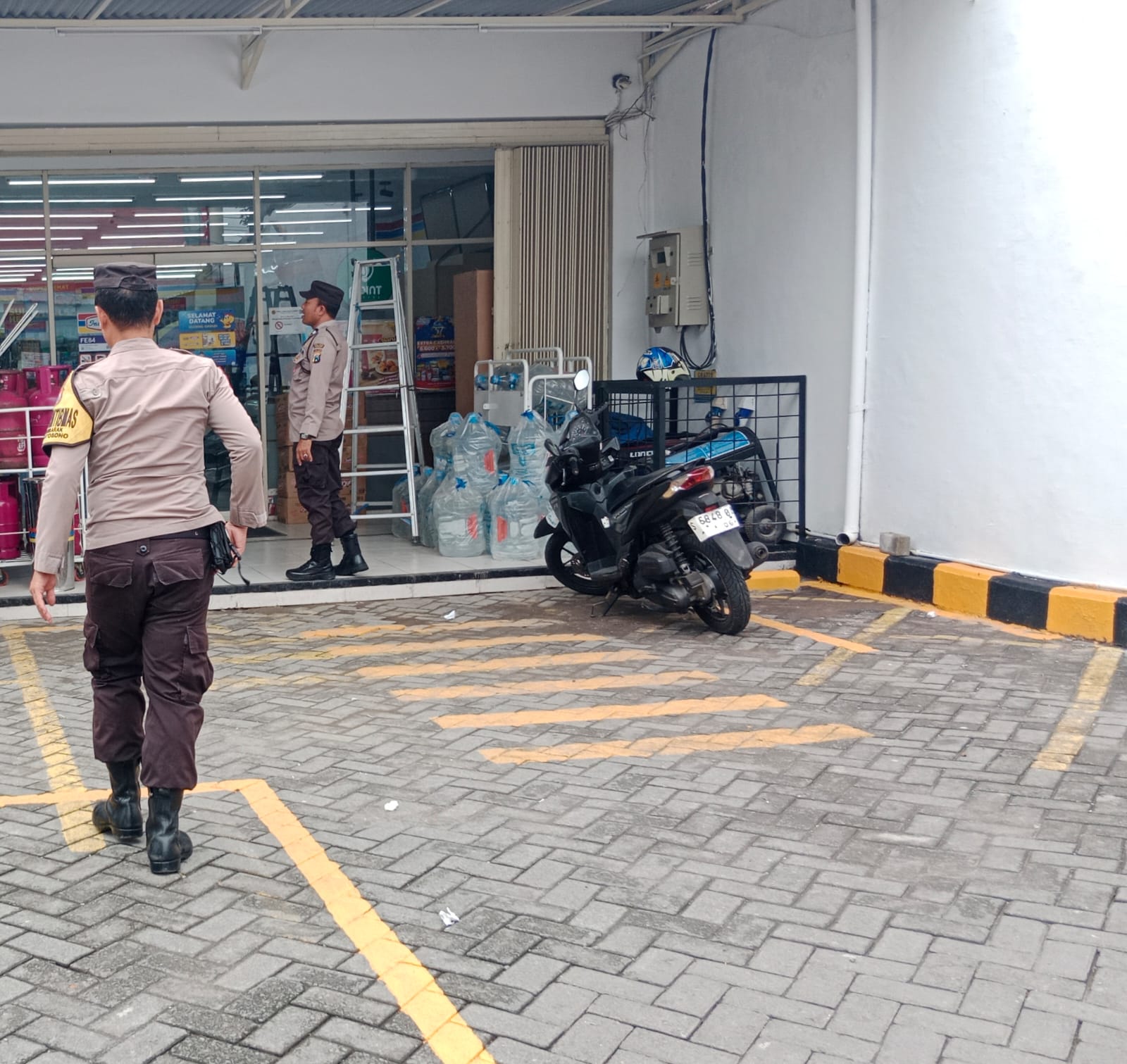 Polsek Kertosono Gelar Patroli di Toko Swalayan, Berikan Himbauan Kamtibmas Waspada Curanmor