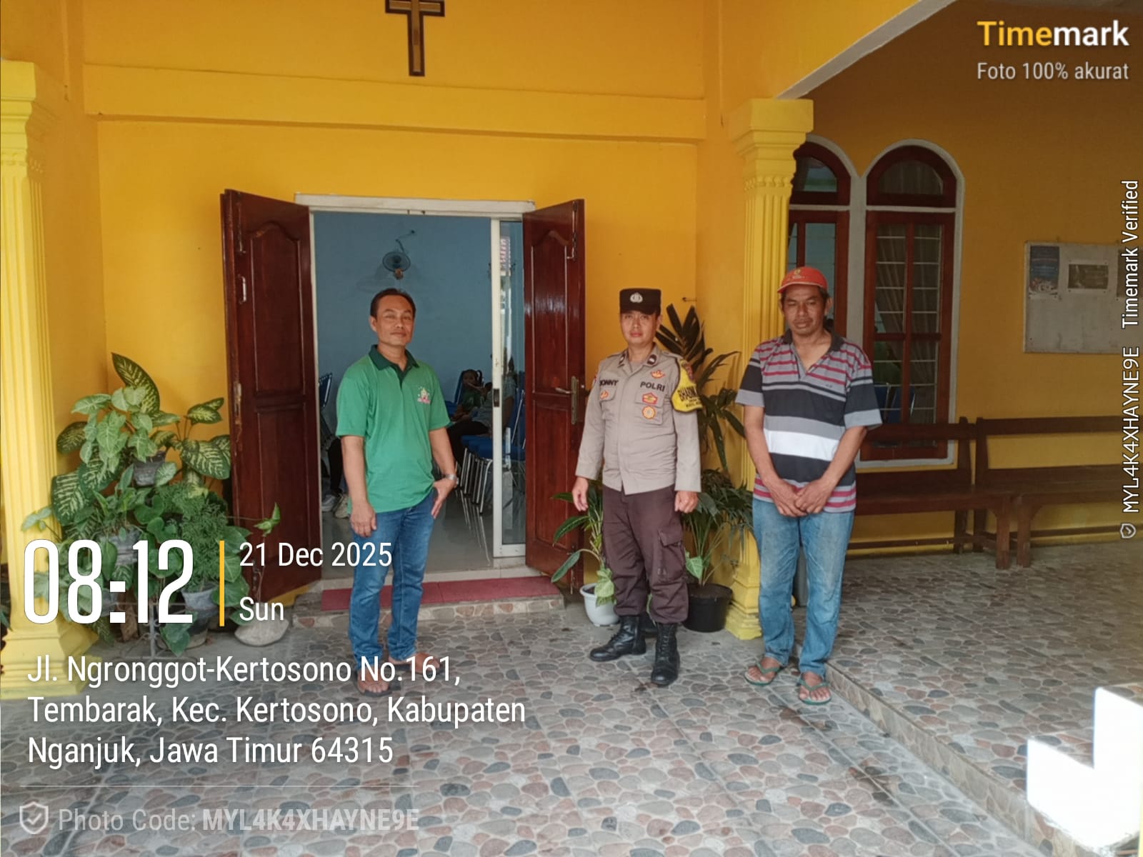 Bhabinkamtibmas Desa Tembarak Amankan Giat Gereja Alfa Omega Jelang Natal dan Tahun Baru