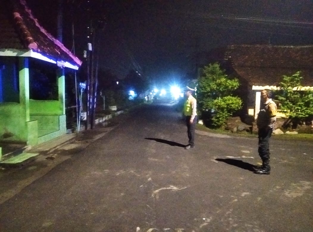 Patroli Pemukiman Cegah Tindak Kejahatan Saat Dini Hari