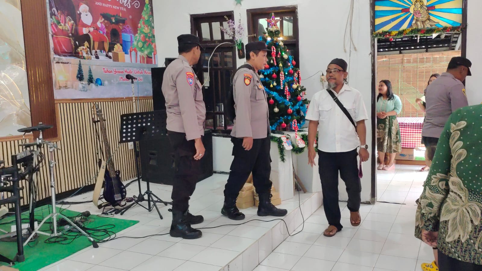 Polsek Warujayeng Amankan Ibadah Natal di GBI Tanjunganom, Situasi Kondusif