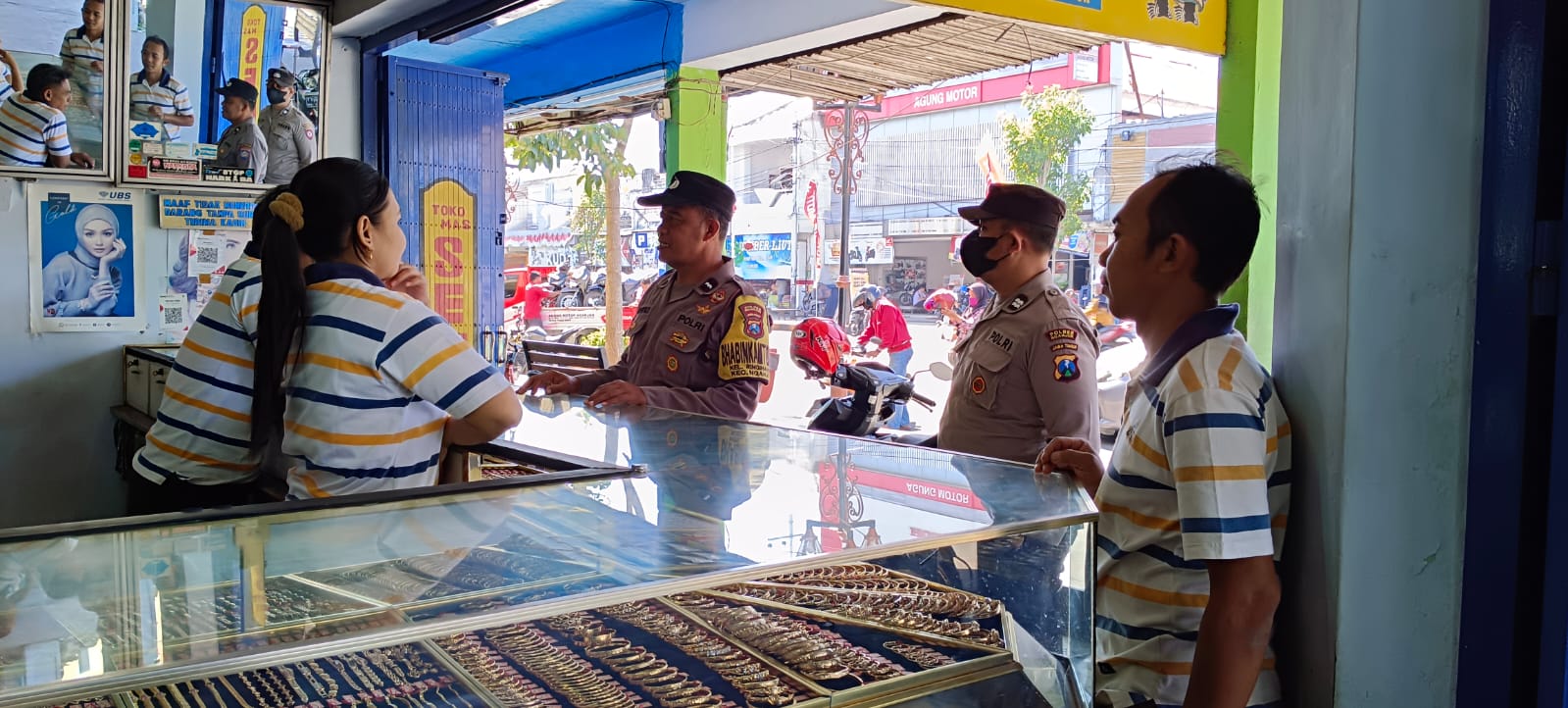 Sambangi Toko Emas, Personel Patroli Polsek Nganjuk Kota Sampaikan Pesan Kamtibmas Selama Libur Nataru