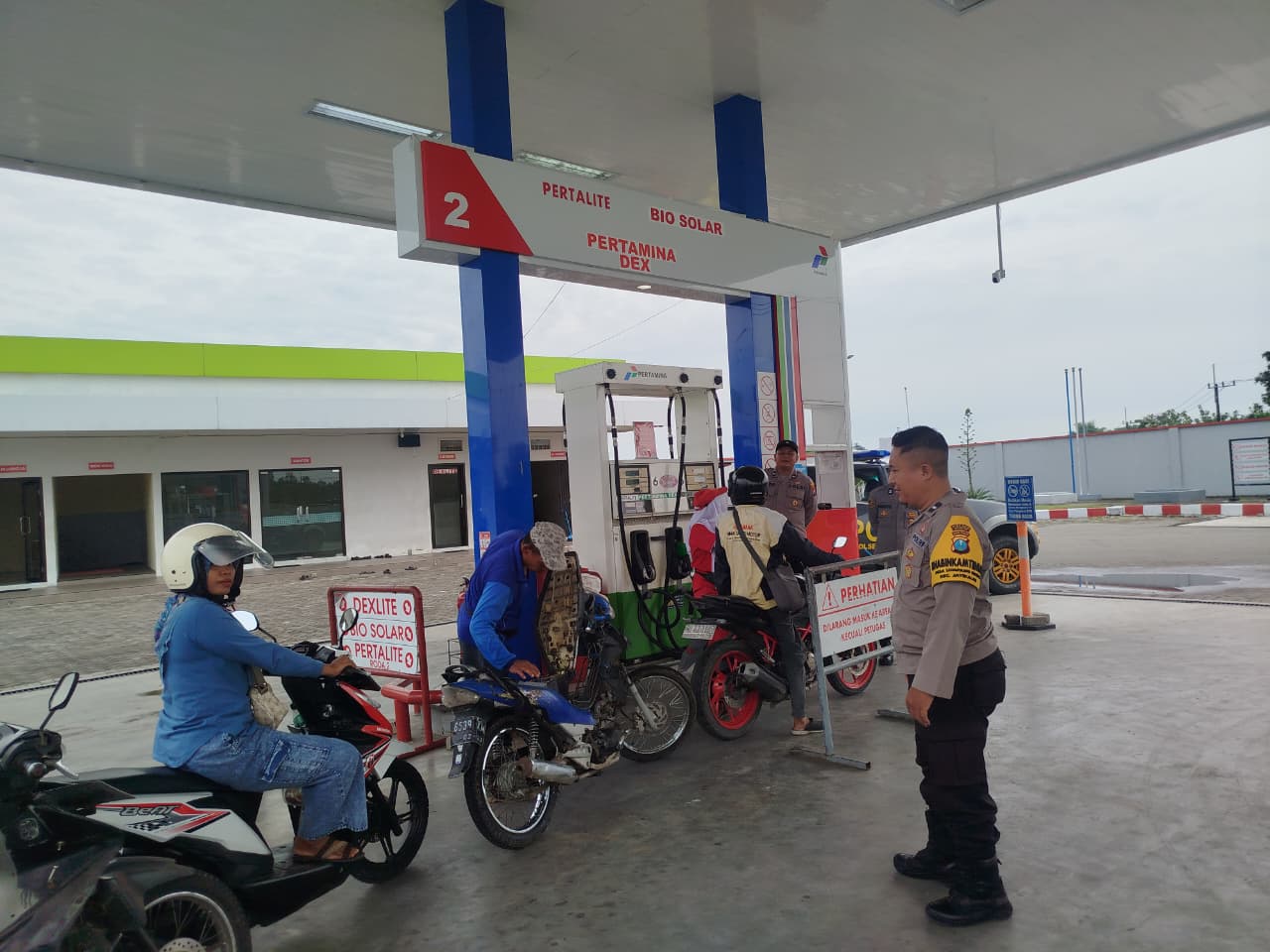 Polsek Jatikalen Intensifkan Patroli Dialogis ke SPBU untuk Ciptakan Suasana Kamtibmas yang Kondusif di kuburan Nataru