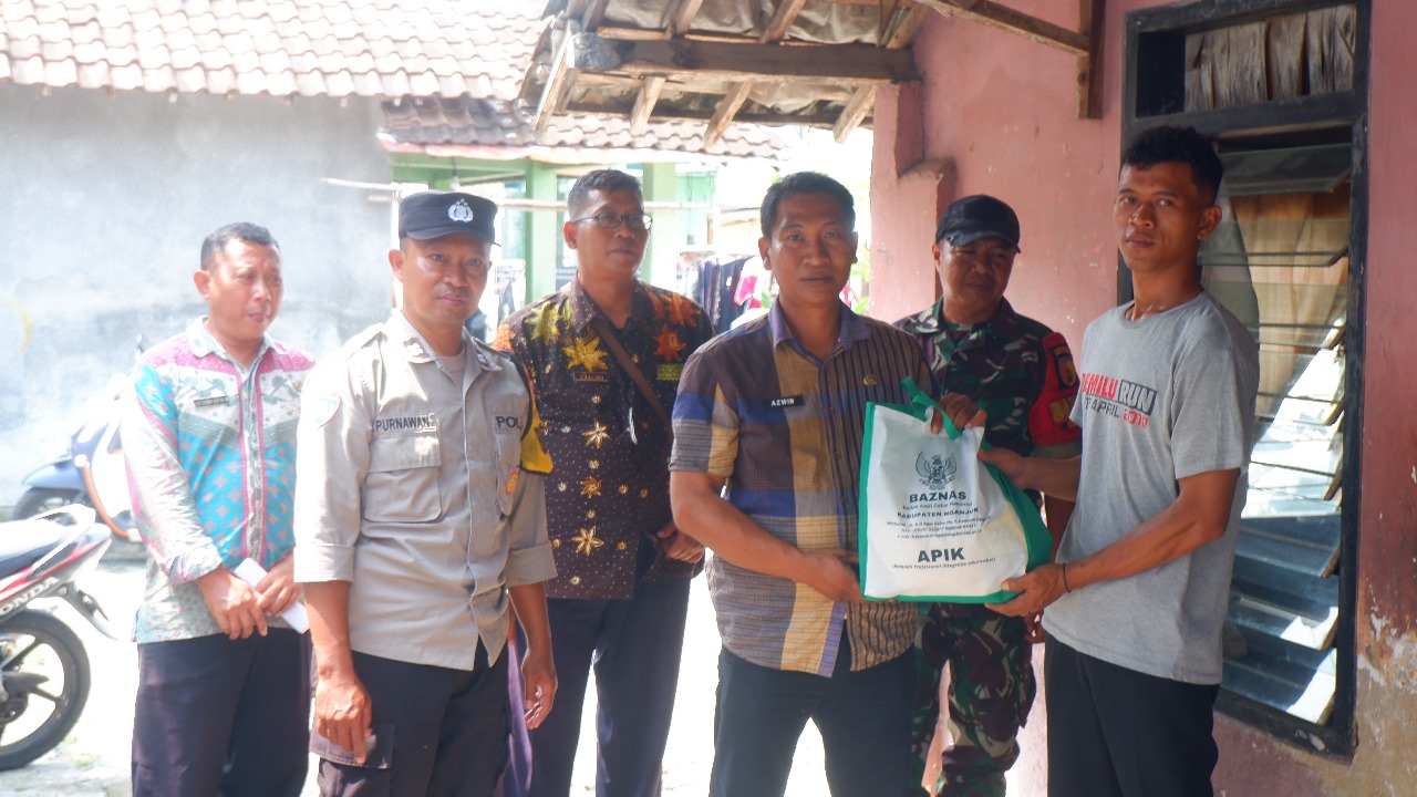 3 Pilar Kelurahan Ploso Serahkan Bantuan Sembako Baznas kepada Warga Kurang Mampu