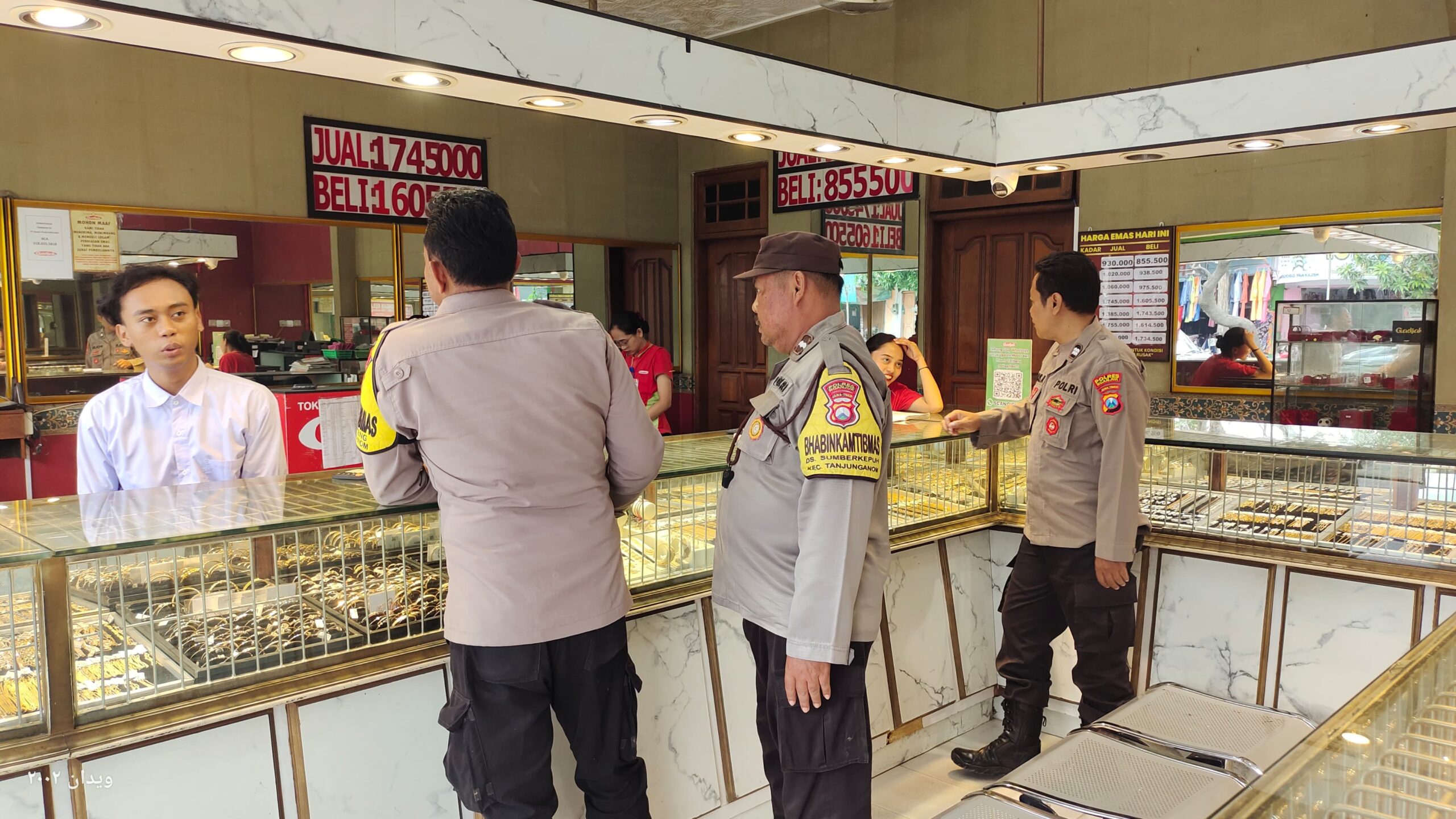 Sambangi Toko Emas, Patroli Polsek Warujayeng Dialogis dengan Pengelola dan Pengunjung