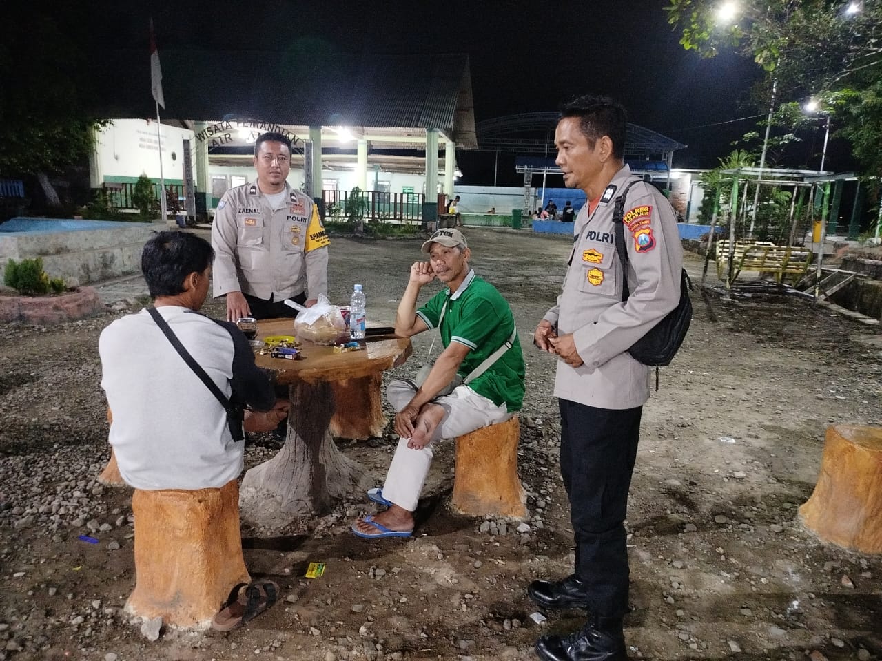 Patroli Dialogis, Anggota Polsek Jatikalen Sambangi Warga Masyarakat Desa Ngasem di Malam Hari, Sampaikan Pesan Kamtibmas