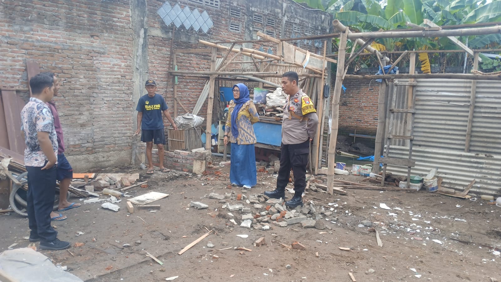 Bhabinkamtibmas Kelurahan Cangkringan Bersama 3 Pilar Lakukan Survey Rumah Warga Calon Penerima Program Bedah Rumah