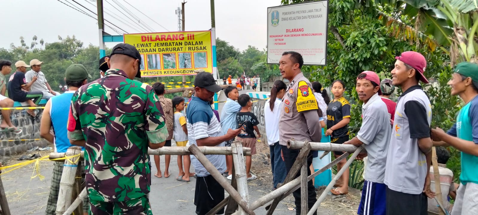 Bhabinkamtibmas dan Babinsa Kedungdowo Lakukan Pemantauan dan Pengamanan di Lokasi Jembatan Putus