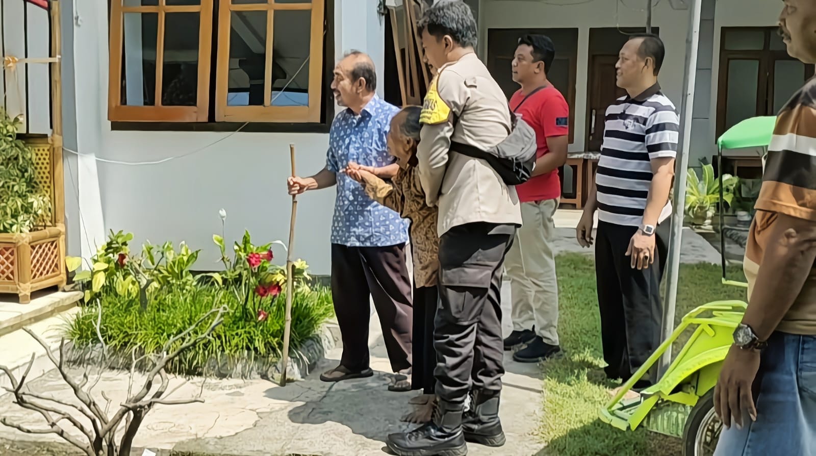 Aksi Simpatik Anggota Polsek Warujayeng Saat Pengamanan Ibadah Natal Tuai Apresiasi Jemaat