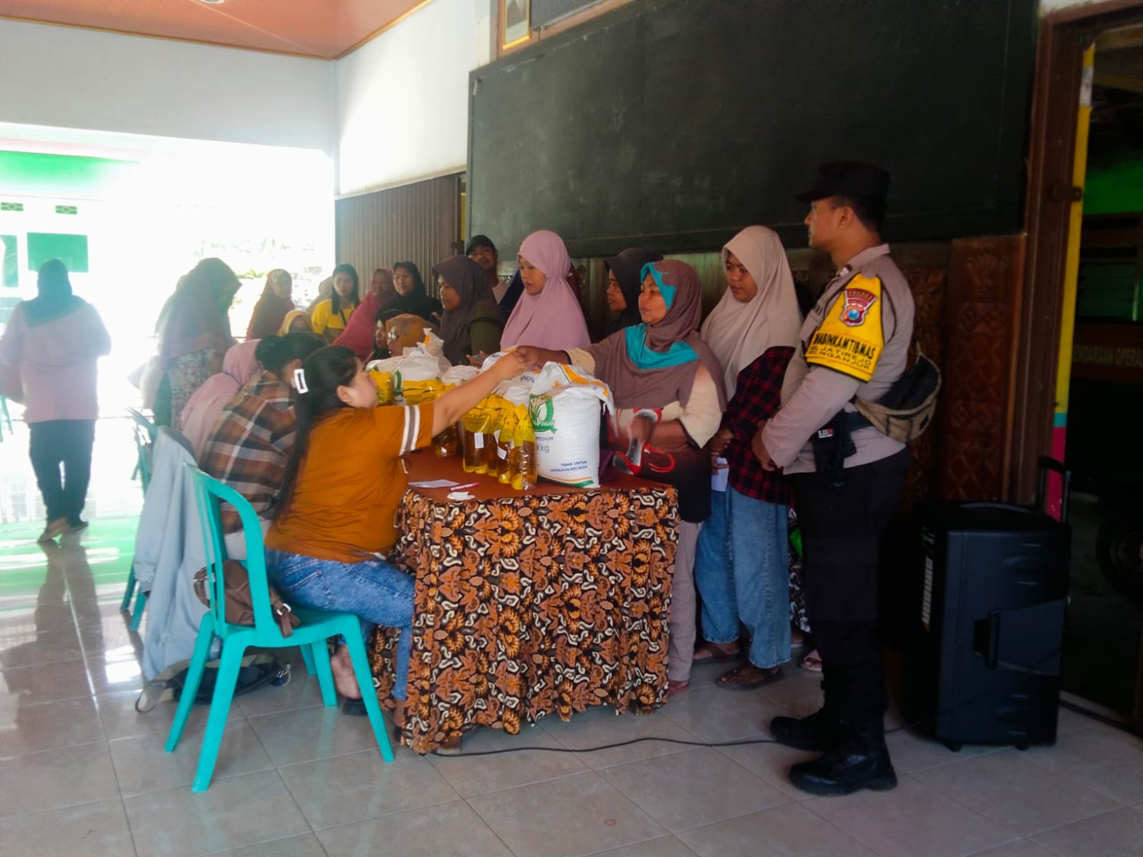 Bhabinkamtibmas Kelurahan Jatirejo Bersama Tiga Pilar Amankan Kegiatan Pembagian Bantuan Pangan