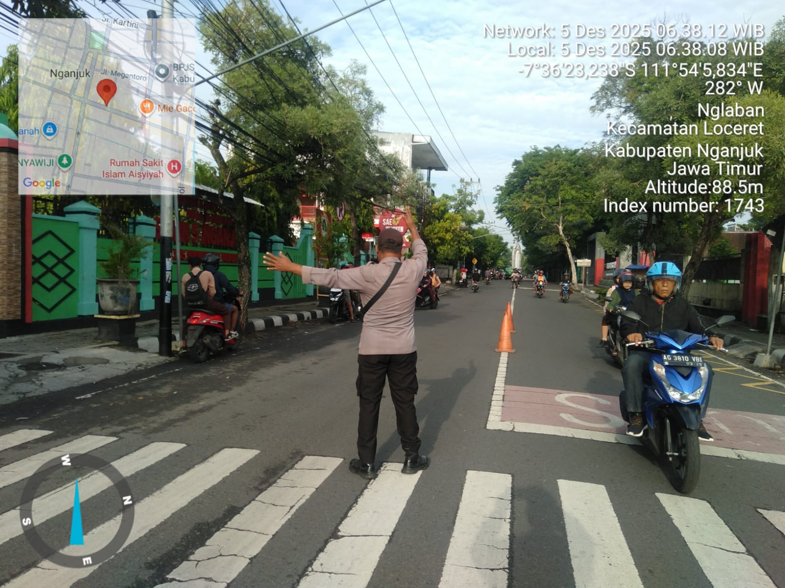 Jumat Menyapa, Personel Polsek Nganjuk Kota Berikan Pelayanan Pagi dengan Bantu Penyebrangan dan Atur Arus Lalin