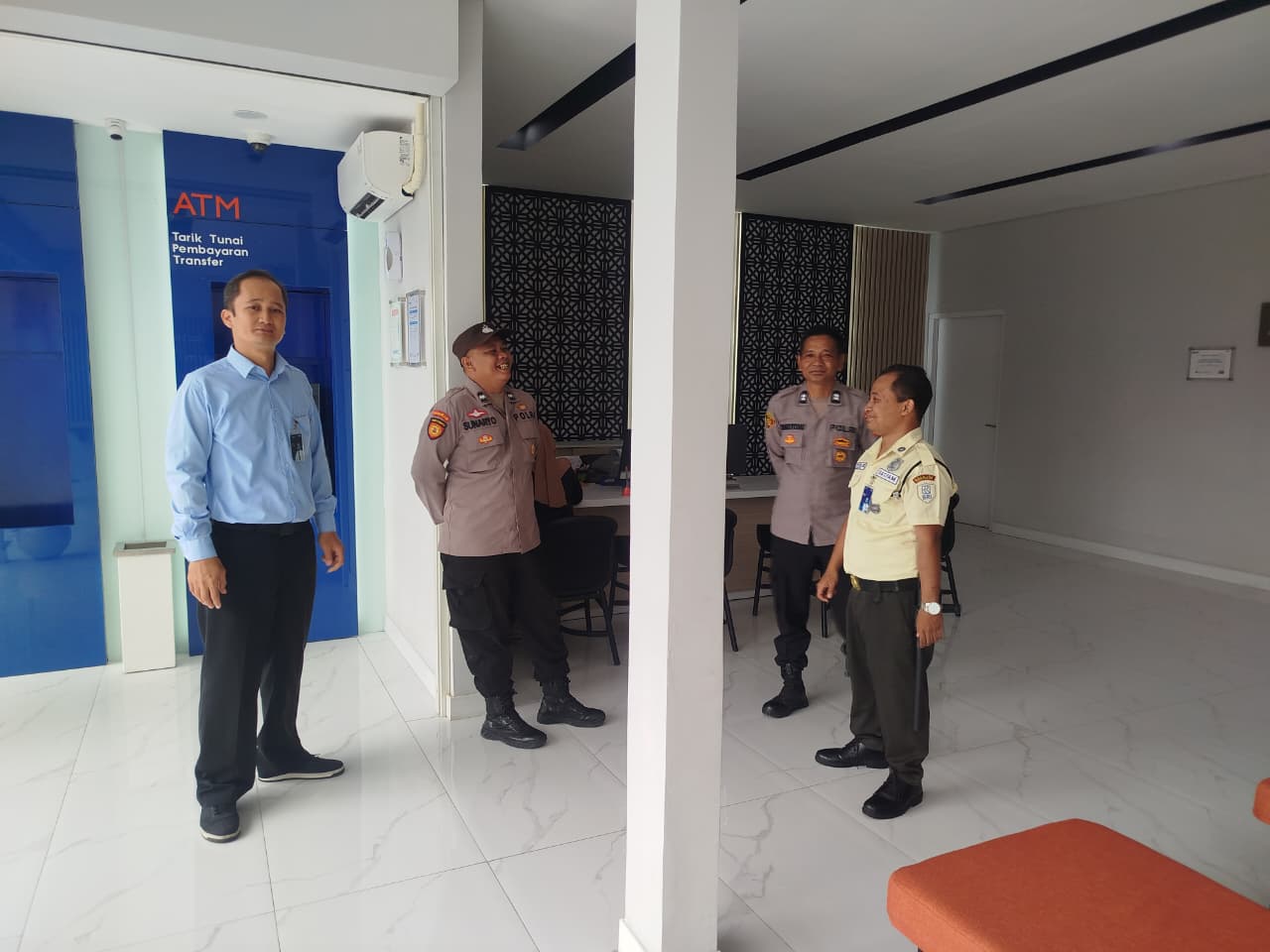 ‎Polsek Jatikalen Patroli ke Unit BRI untuk cegah tangkal gangguan Kamtibmas serta berikan rasa aman bagi warga di Bulan Akir Tahun