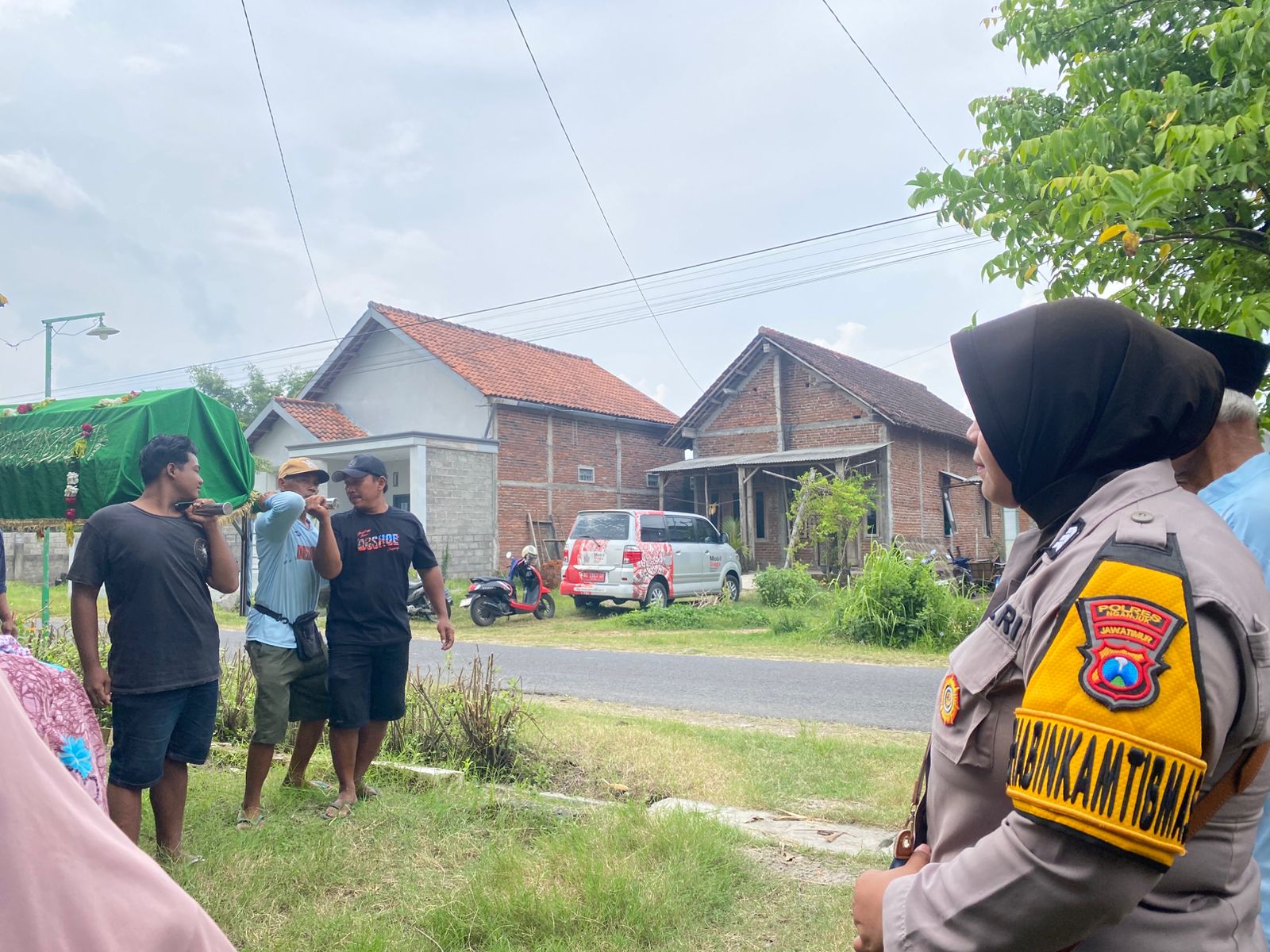 Wujud Empati, Bhabinkamtibmas Kampungbaru Takziah di Rumah Duka Warganya