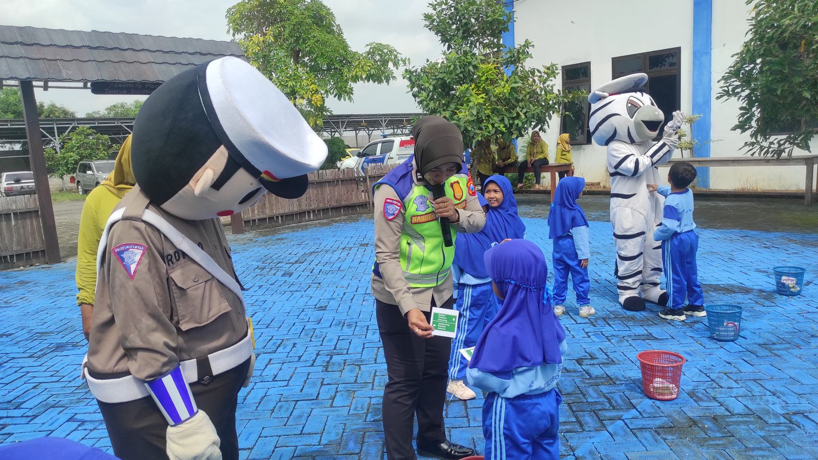 Polsanak Satlantas Nganjuk Kenalkan Tertib Lalu Lintas pada Murid TK Dharma Wanita Talun dengan Badut Zebra & Romeo