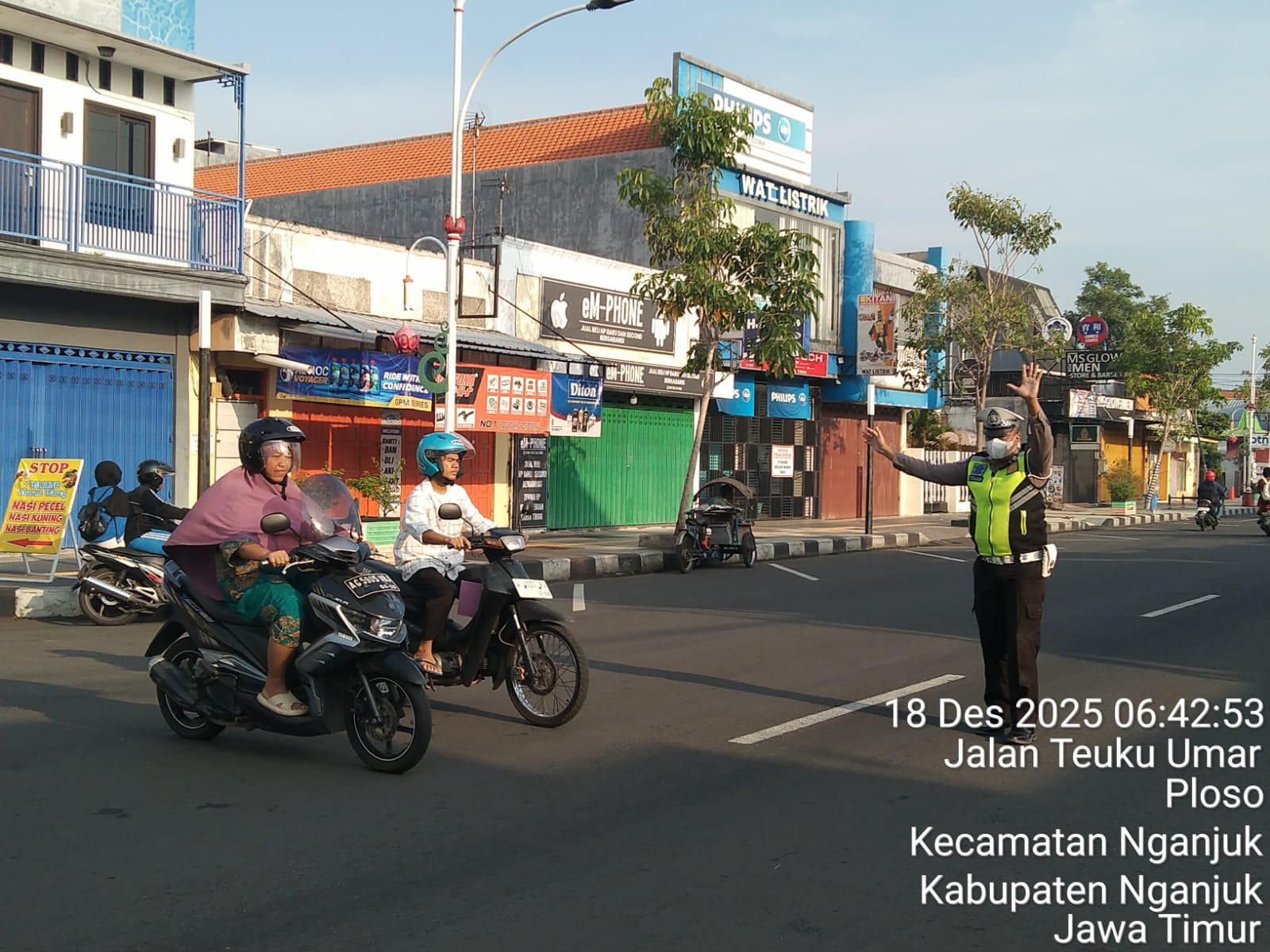 Giat Rutin Personel Polsek Nganjuk Kota Sapa Pagi Masyarakat, Bantu Penyeberangan dan Pengaturan Arus Lalu Lintas