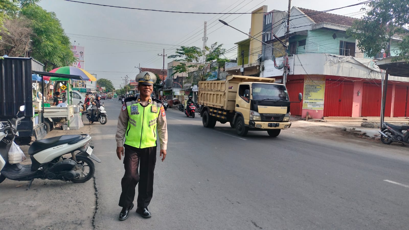 Kanit Lantas Polsek Warujayeng Tampil Prima Layani Masyarakat di Pagi Hari