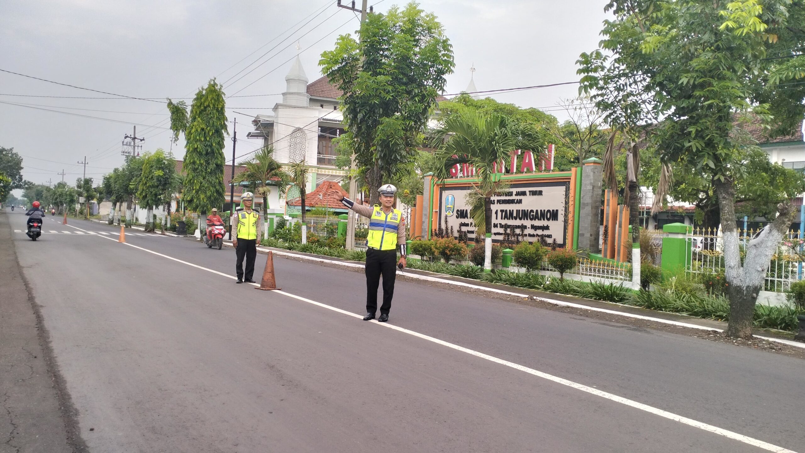 Semangat Personel Polsek Warujayeng Saat Memberikan Pelayanan Masyarakat di Pagi Hari