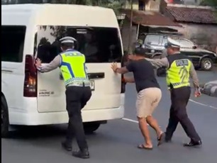 Mobil Mogok di Simpang 4 Cokroaminoto, Polantas Nganjuk Sigap Dorong Kendaraan