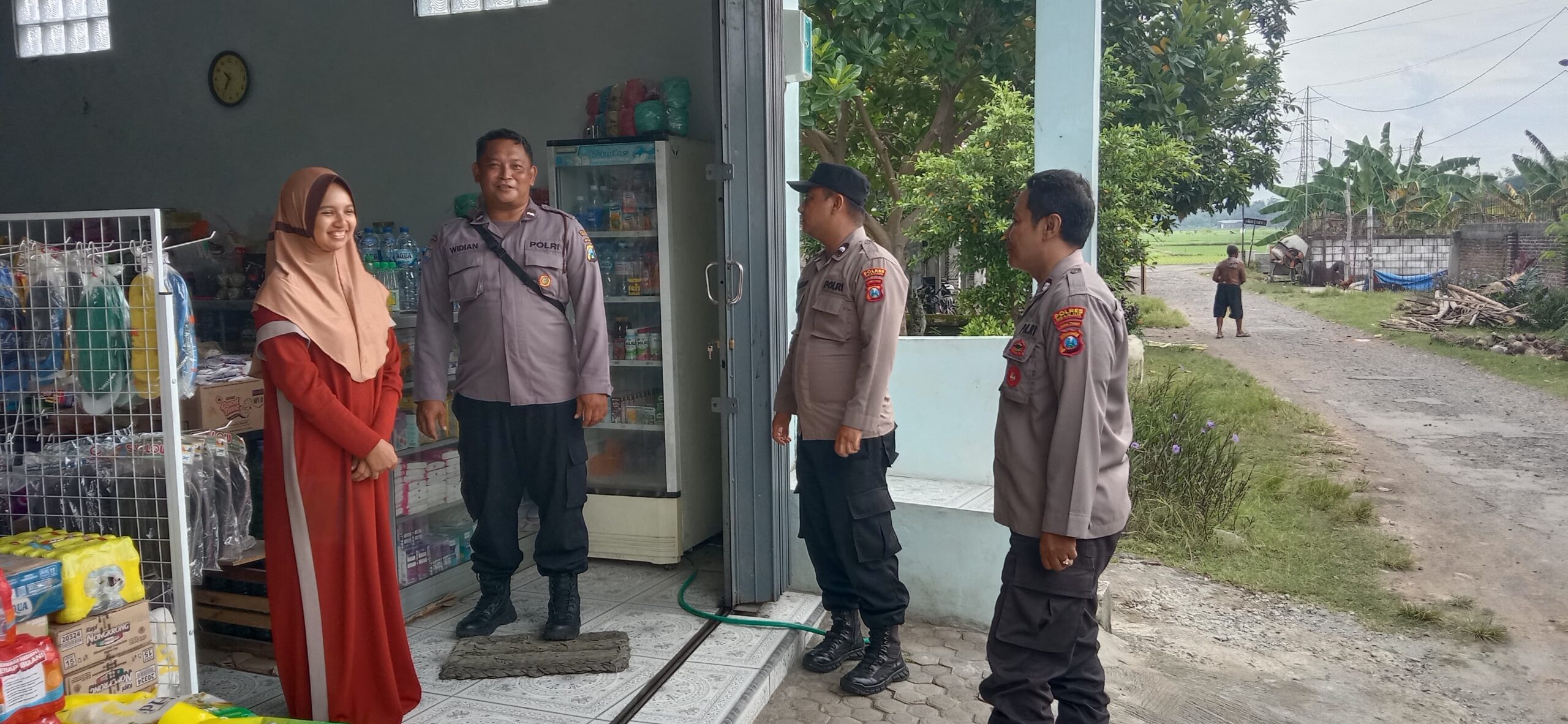 Patroli Pemukiman, Personel Polsek Warujayeng Sapa Warga dan Beri Pesan Kamtibmas