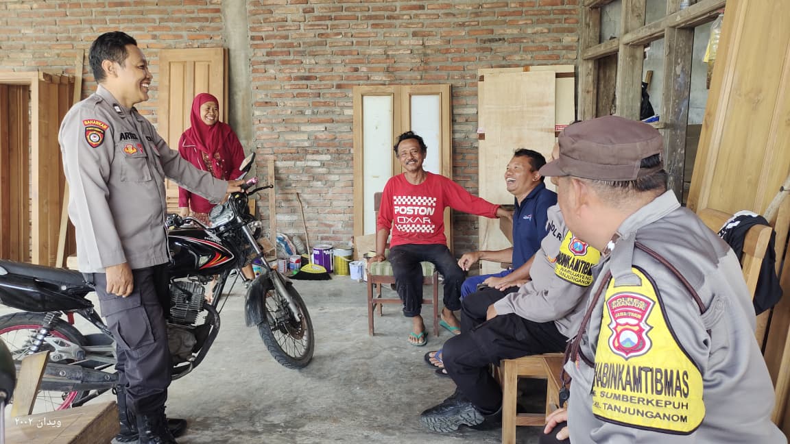 Panit Samapta Polsek Warujayeng Sapa Warga Saat Patroli Dialogis di Dusun Pulorejo
