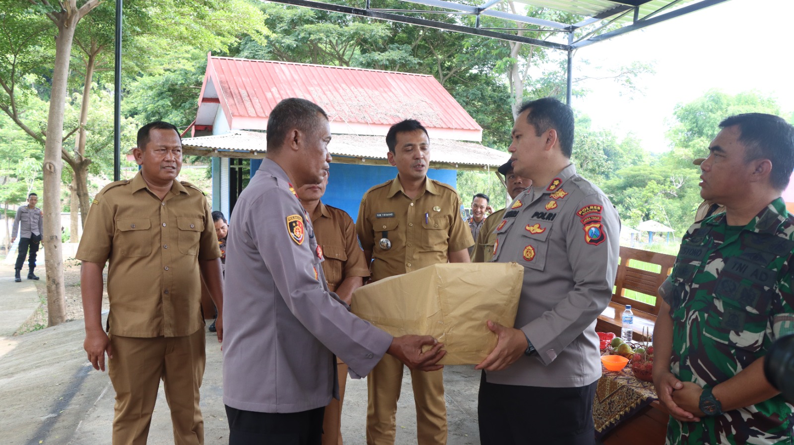 Kapolres Nganjuk Perkuat Silaturahmi Kamtibmas di Ngetos, Serahkan Bantuan Gergaji Mesin