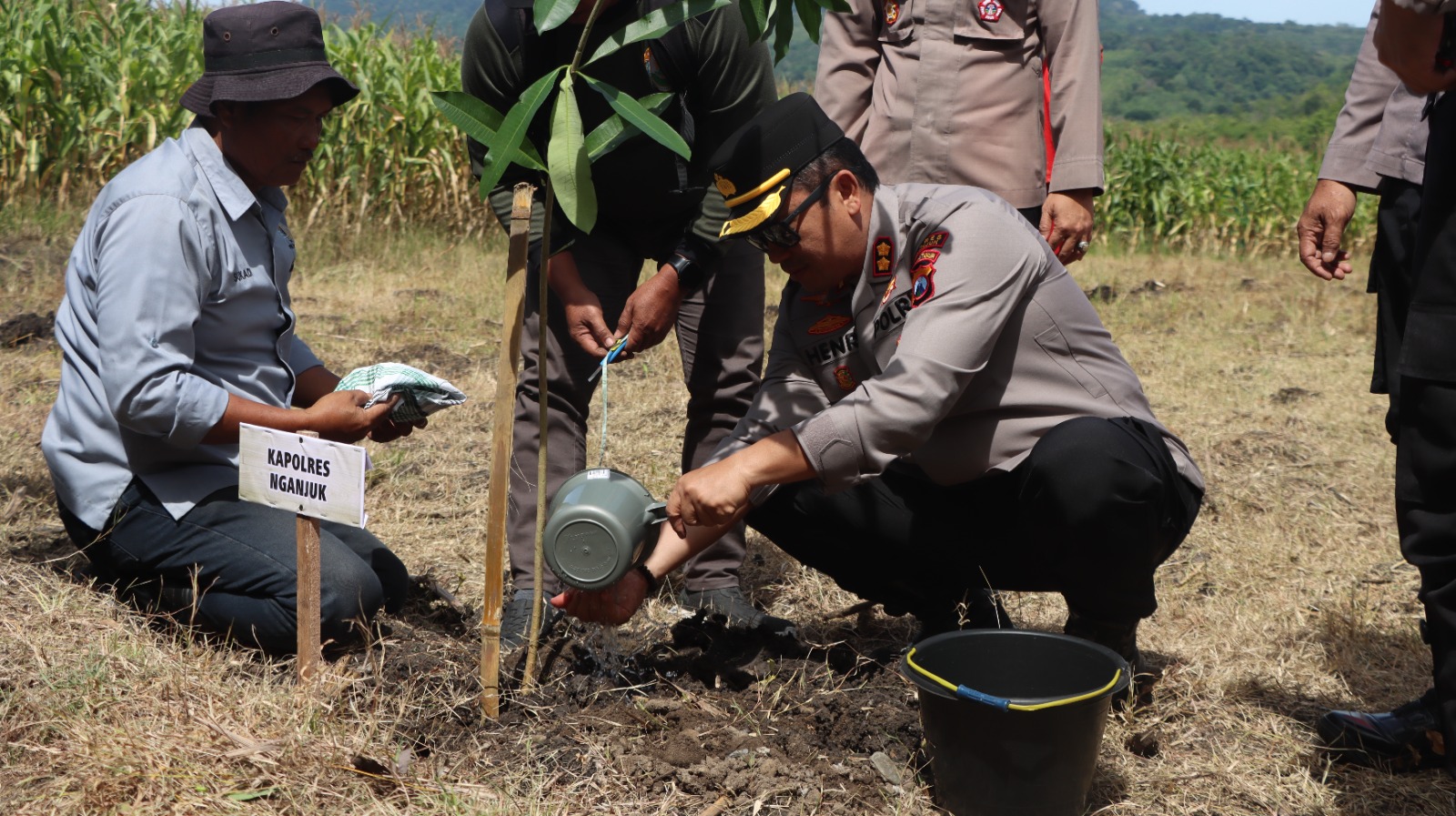 Kapolres Nganjuk Hadiri PWI Nganjuk Green Movement 2025, Tanam 1.000 Pohon Cegah Bencana